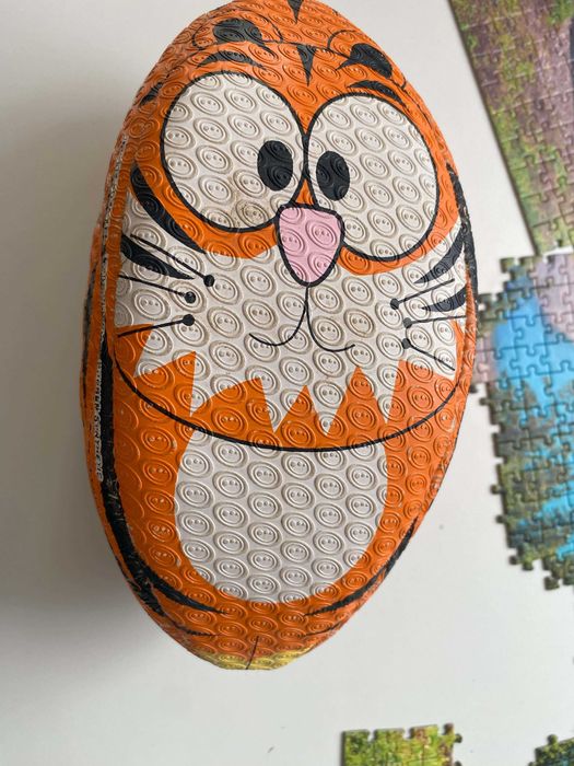 Piłka do gry w rugby -kot Garfield.