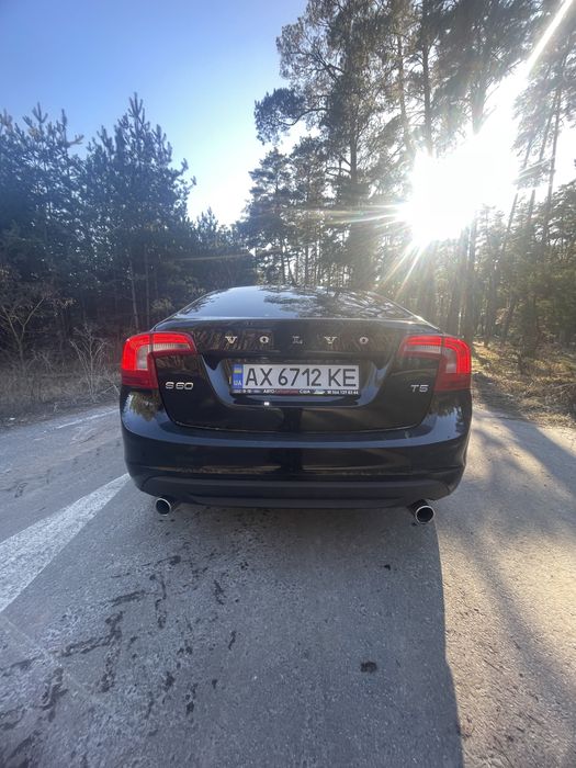 Автомобиль Volvo s60 2,5т