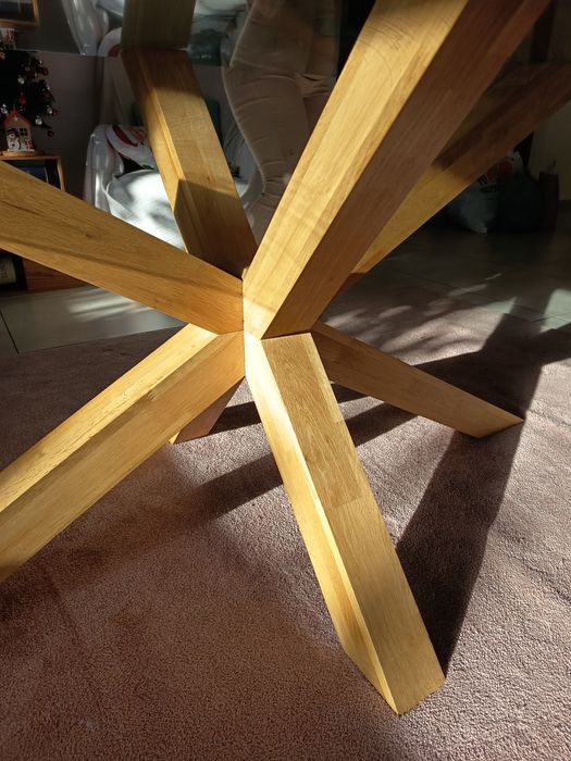 Mesa de vidro e madeira