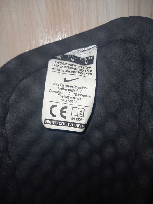 Футбольные щитки Nike