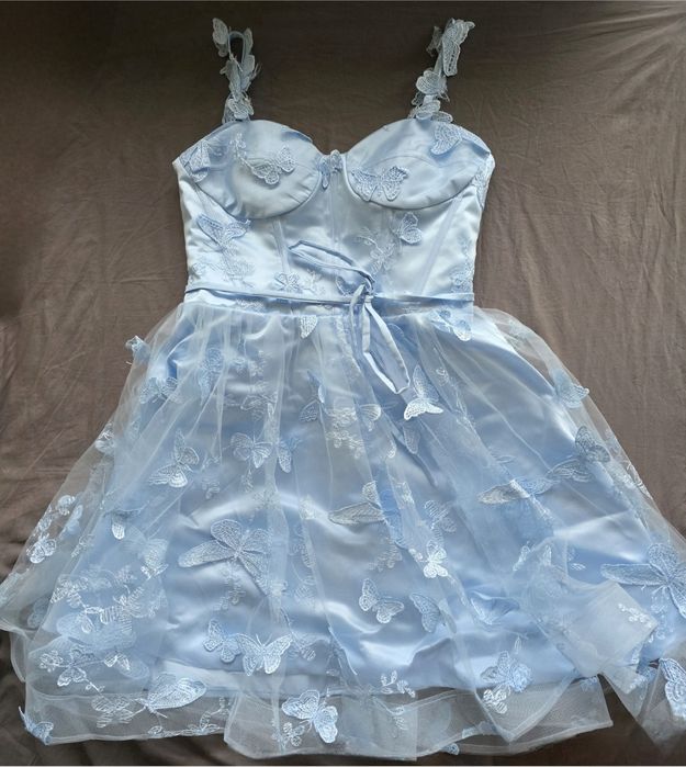 Niebieska sukienka koktajlowa w motyle idealna na studniówkę

Stan: N