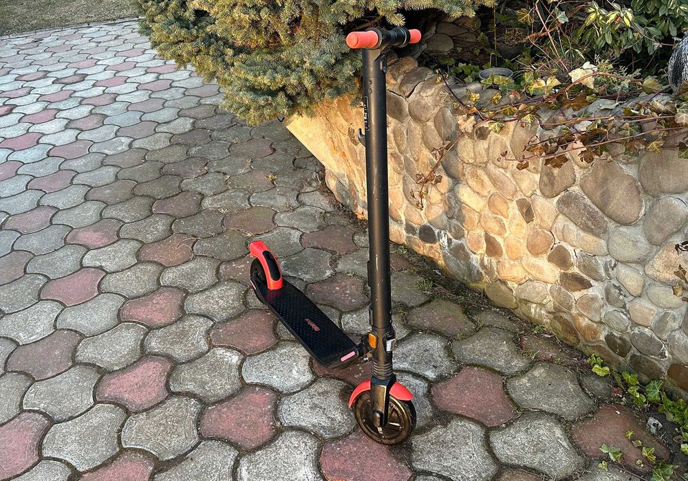 Електросамокат Ninebot KickScooter ES1LD (250 Вт / колеса 8")