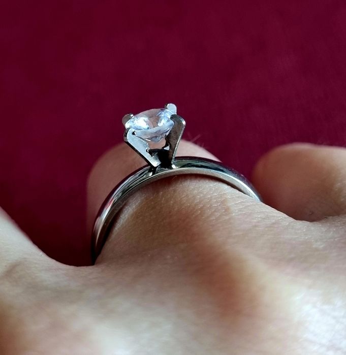 Anel solitário, prateado, em aço inoxidável. T18