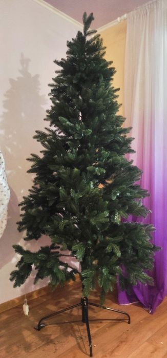 Ялинка штучна 2,10м. у відмінному стані, нова