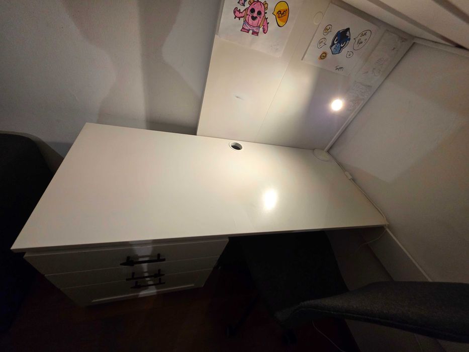 Cama alta branca com secretária integrada