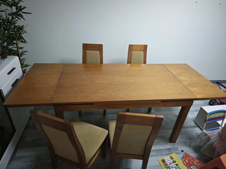Vendo mesa com 4 cadeiras