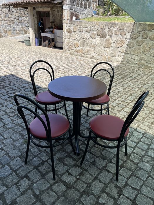 Conjunto mesa e cadeiras