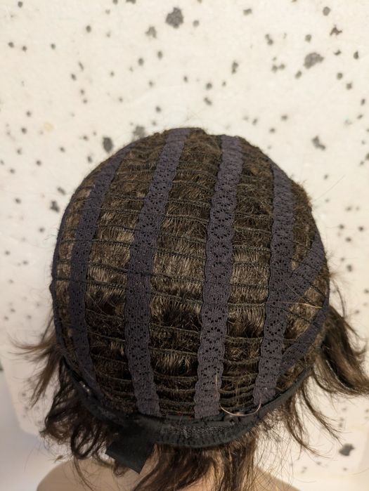 Peruka Krótkie włosy – fryzura bob/pixie, elegancka, ładnie ułożona.