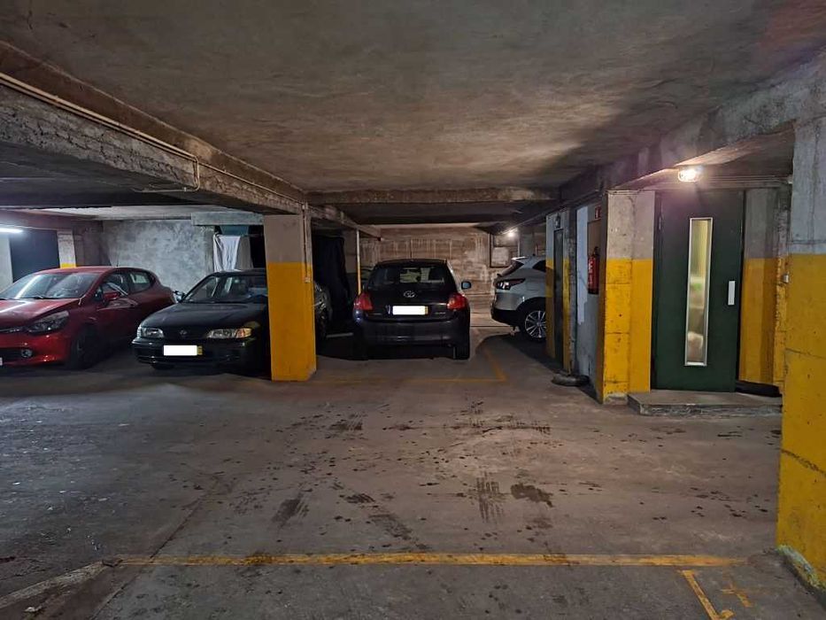 Arrenda-se lugar de garagem junto a elevador-ao lado do Pingo D'Água