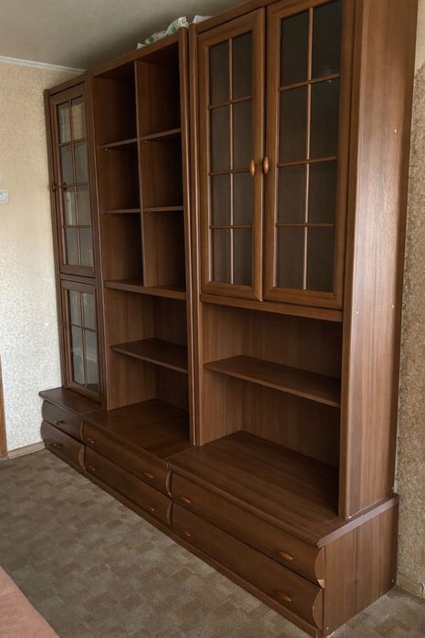 Стінка з полицями