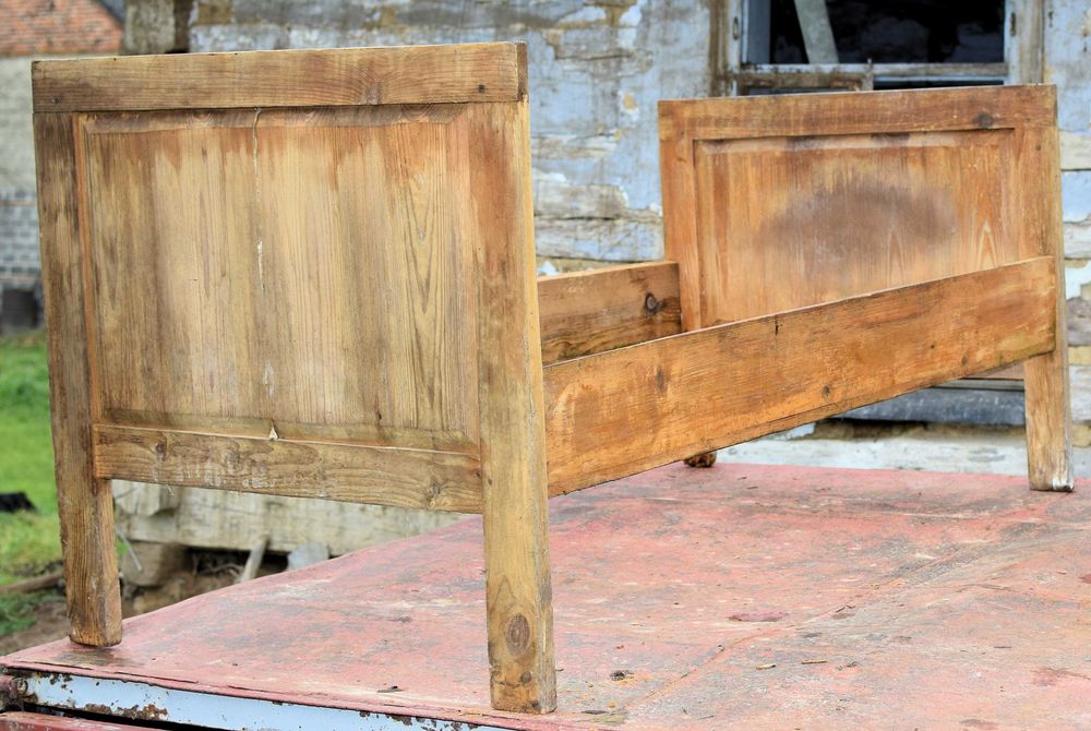 Bardzo stare drewniane łóżko meble dom pokój antyk