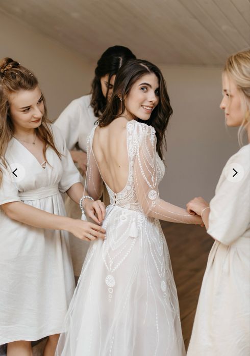 Весільня сукня з вишивкою