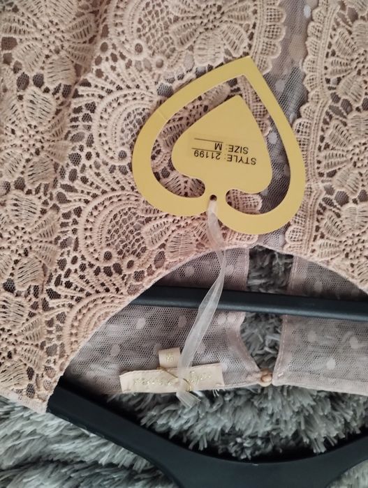 Sukienka w kropki tiulowa / Sukienka MIDI z koronki