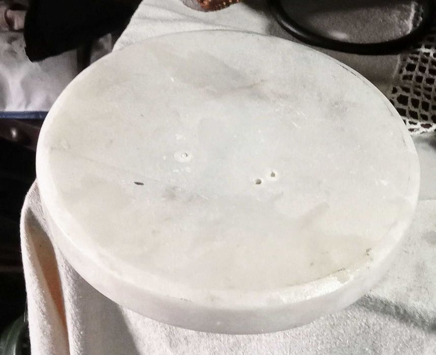 Cinzeiro náutico em mármore branco. Pesa 1,3 Kg (aprox) Dim. 3 x 21 cm