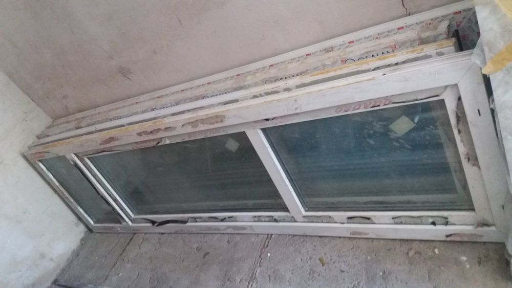 Дверь входная железная. Створки сосновые. Окна м.п. Геолан