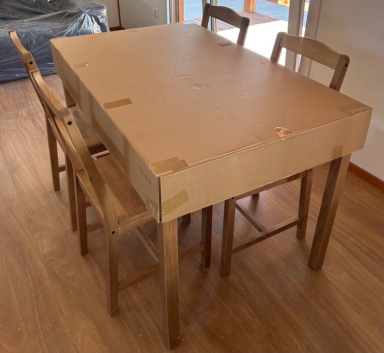 Mesa de jantar em madeira com 4 cadeiras