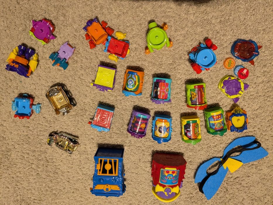 SFC いろいろ中古 Super zings 87 figurek, 10 pojazdów, 2 więzienia i kryjówki Poznań