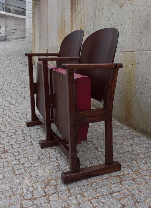 Antigo par de cadeiras de cinema