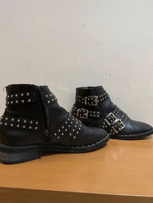 Botas com tachas da Natura