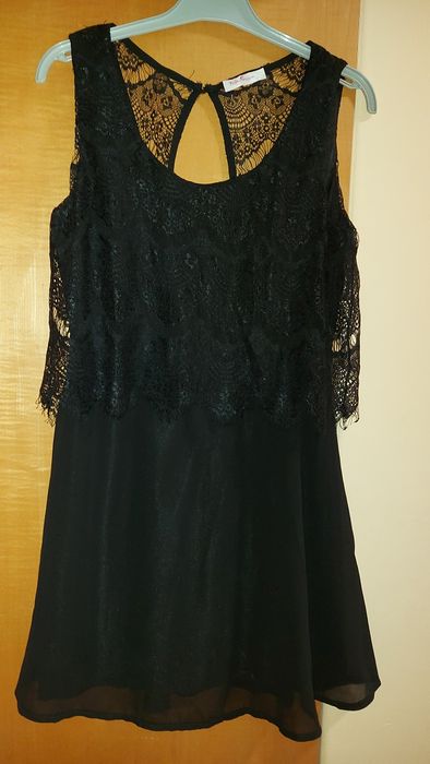 Vestido preto curto com renda