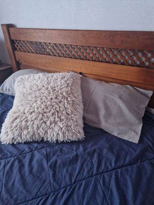 Cama tipo rústico+mesinha de cabeceira