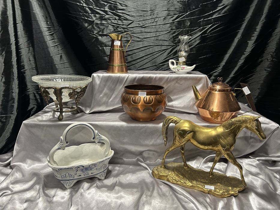 Zestaw dekoracji i akcesoriów – mosiądz, miedź, szkło i ceramika