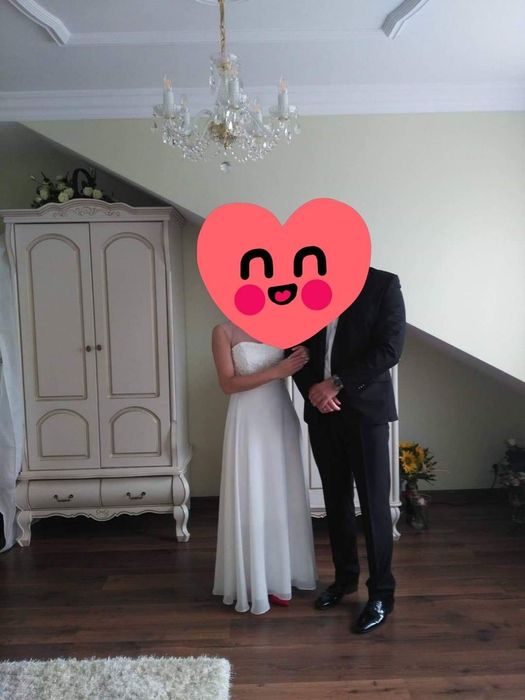 Piękna sukienka, perełki, koronka