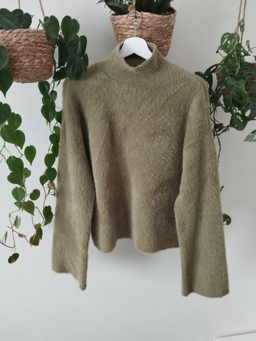 Puszysty golf, oversize, obniżona linia ramion, rozszerzane rękawy, pi