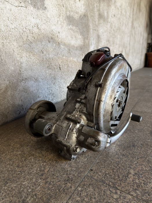 Motor vespa VNT1M