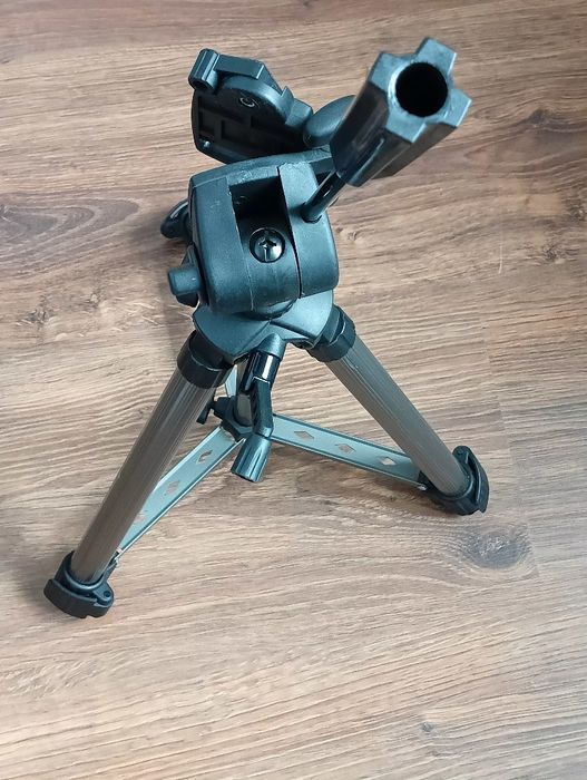 statyw fotograficzny marki Hama.