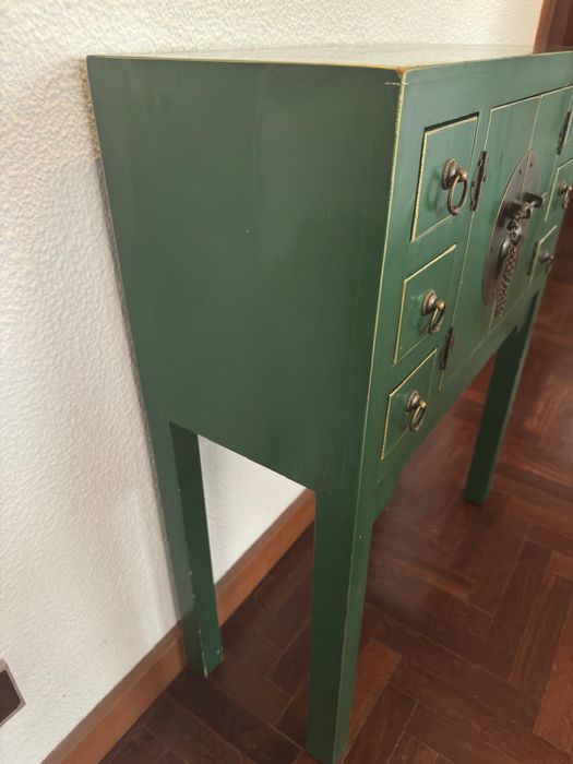 Consola de inspiração oriental