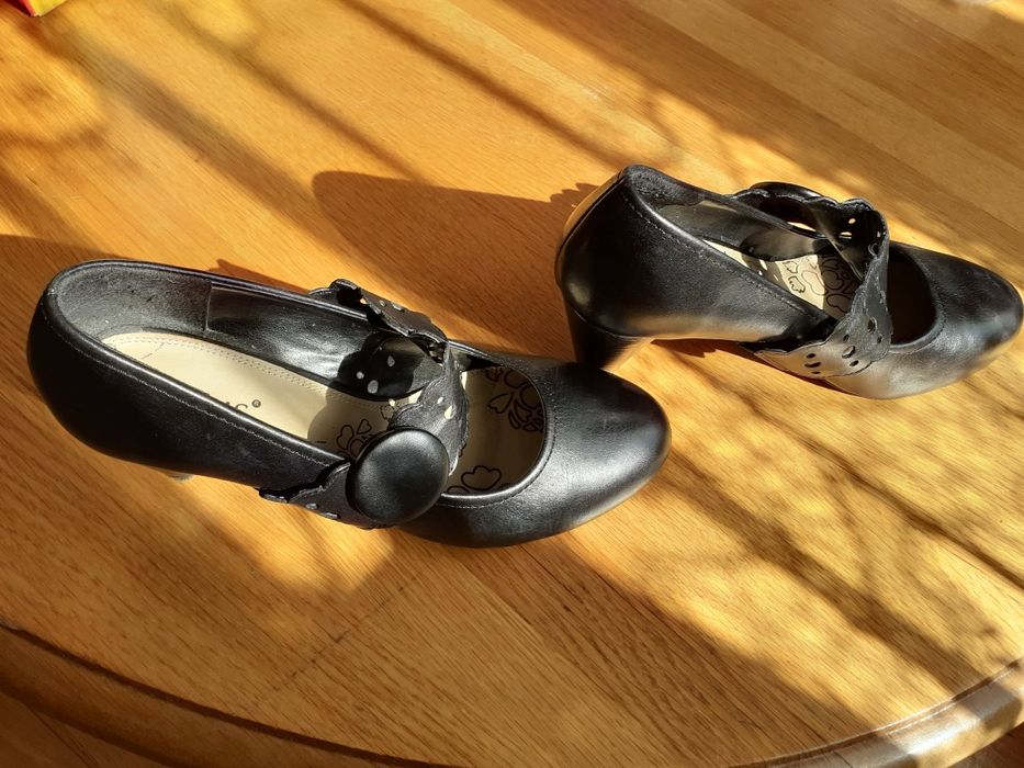 Buty 38 na obcasie skórzane