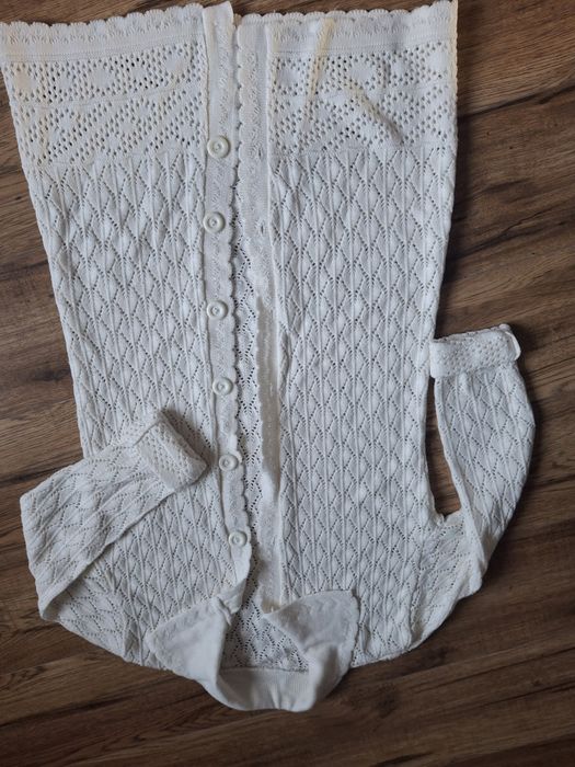 Dwa białe rozpinane swetry M