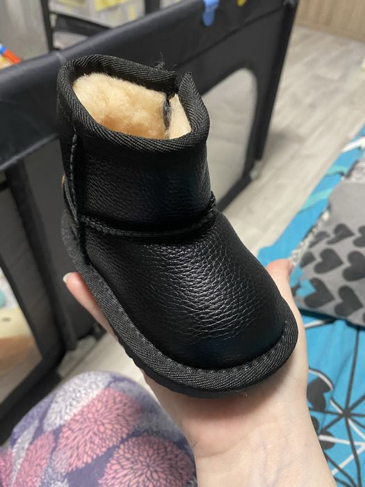 Уггі дитячі шкіряні 17 розмір