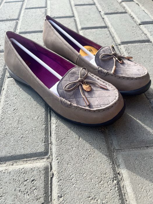 Нові жіночі туфлі.