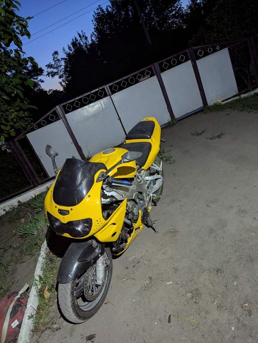 В продаже спортивный мотоцикл. Хонда CBR