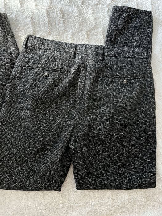 szare spodnie z kantem z materiału jeans