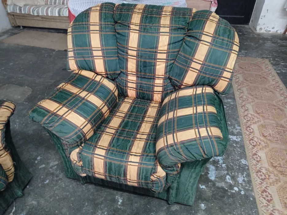 Table and Sofa Set64739845204355124