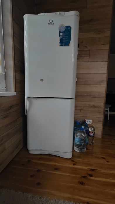 Холодильник Indesit
