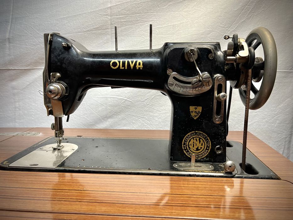 Maquina de Costura- Oliva c/ armario