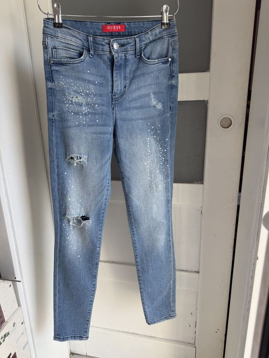 Oryginalne Jeansy GUESS – Skinny z Cyrkoniami i Przetarciami