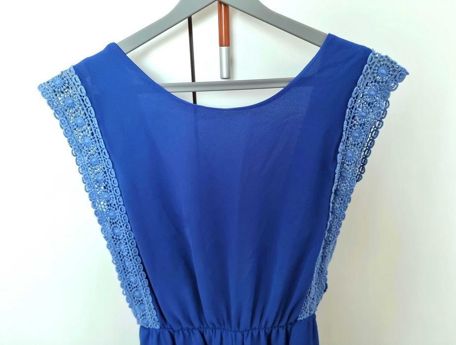 Macacão azul com decote nas costas e detalhe estilo crochet, tamanho S