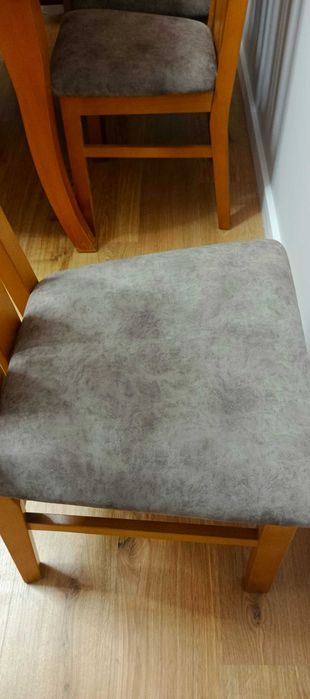 Duży stół rozkładany z krzesłami