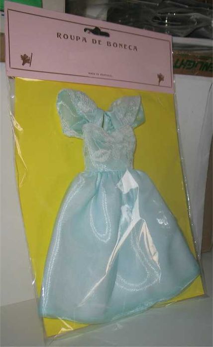 Vestido artesanal para bonecas Barbie