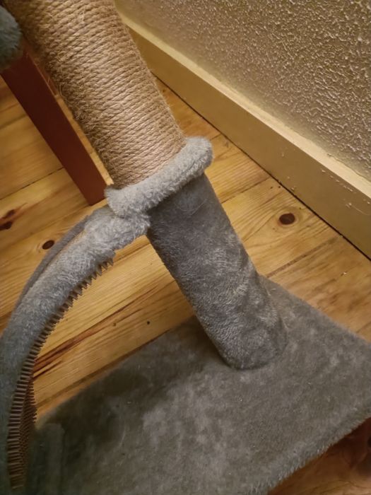 Brinquedo para gatos usado com guizo e pente