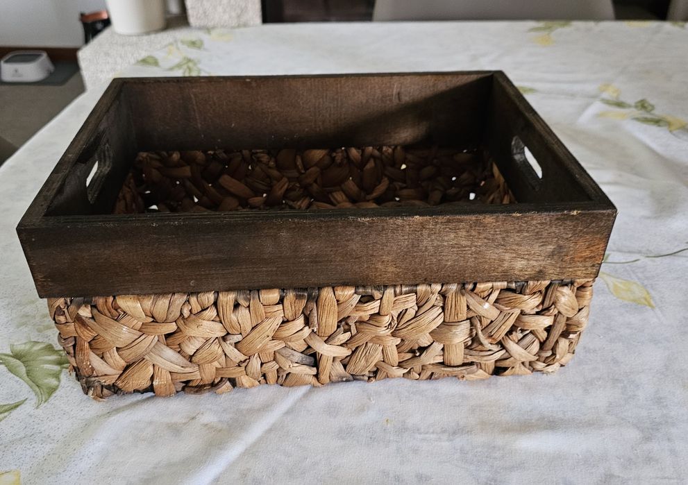 Cesto em madeira e palha