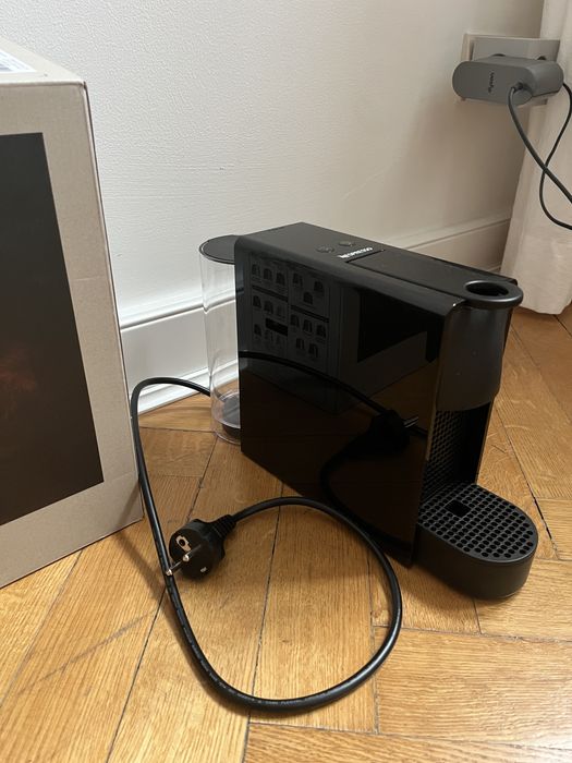 Ekspress do kawy Nespresso essenza mini, czarny