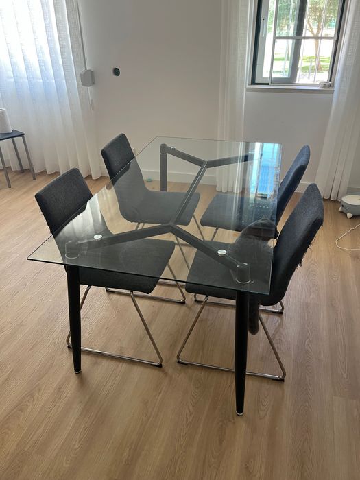 Mesa de Refeições (em vidro)
