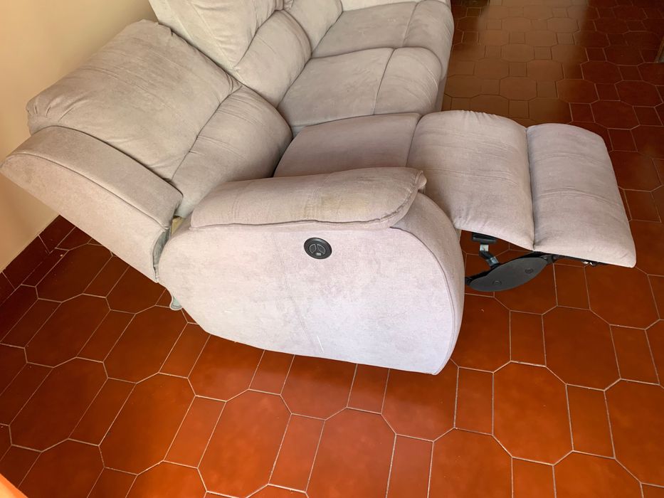 Sofá reclinável com entrada USB nas laterais