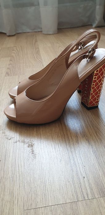 Продам босоніжки 38 розміру на підборах